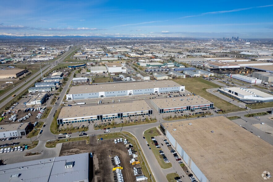 8009 57th St SE, Calgary, AB à louer - Photo du bâtiment - Image 2 de 6