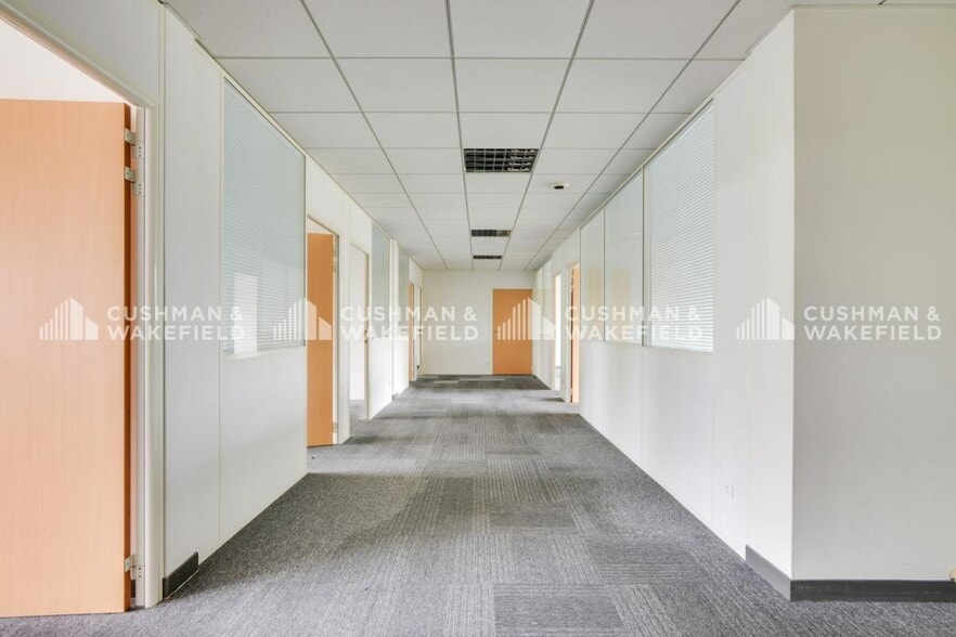 1 Chemin Jean-Marie Vianney, Écully for lease - Interior Photo - Image 2 of 15