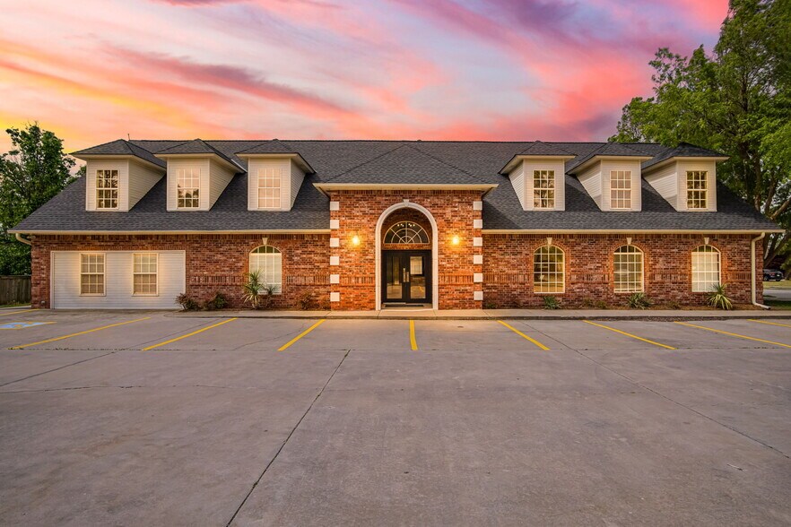 2412 Palmer Cir, Norman, OK for sale - Building Photo - Image 2 of 26