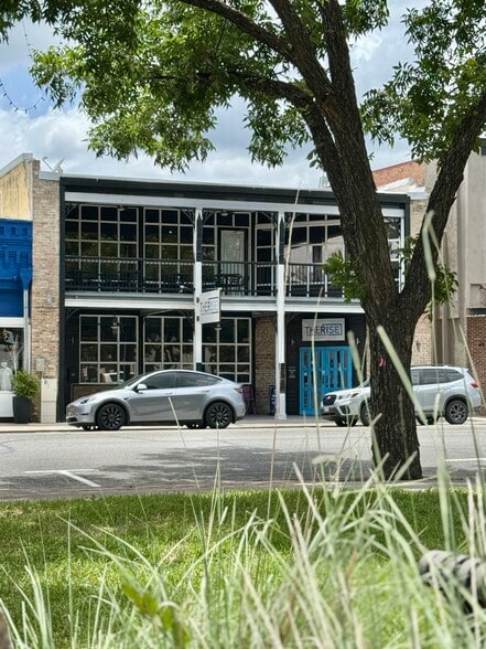 204 S Austin St, Seguin, TX for sale - Building Photo - Image 1 of 46