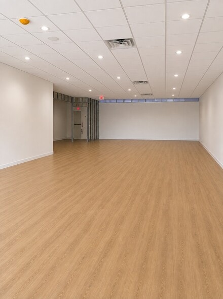 250 County Rd, Barrington, RI for lease - Interior Photo - Image 3 of 6