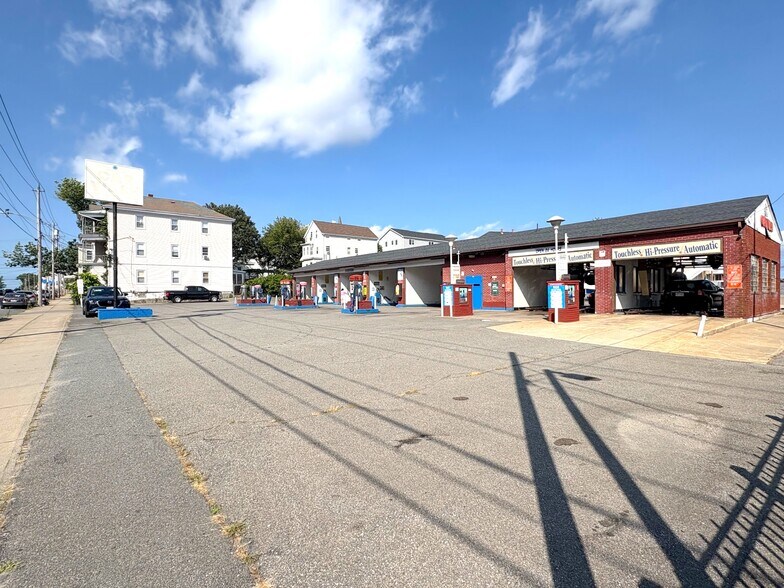 950 Broadway, Fall River, MA for lease - Primary Photo - Image 1 of 6