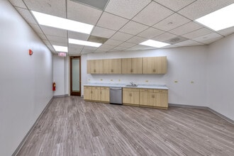 25 NW Point Blvd, Elk Grove Village, IL for lease Interior Photo- Image 2 of 4