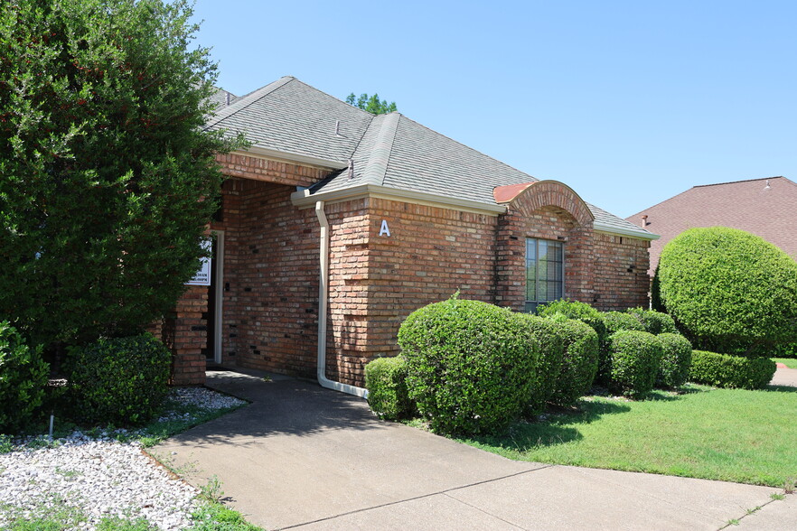 2612 Harwood Rd, Bedford, TX à vendre - Photo du bâtiment - Image 1 de 1