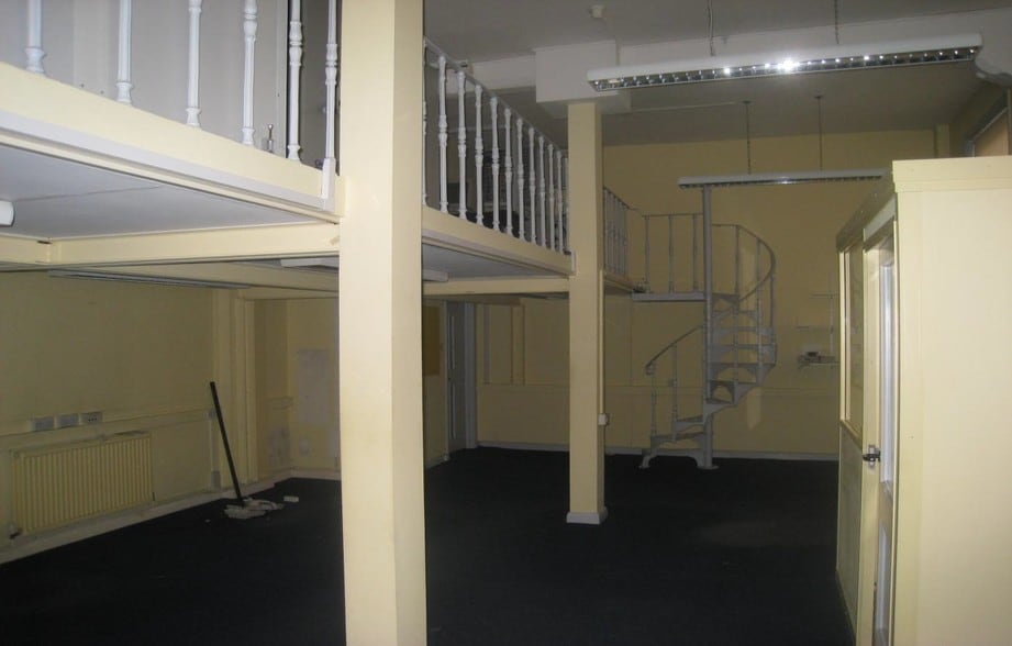 Tremadoc Rd, London for lease - Interior Photo - Image 3 of 5