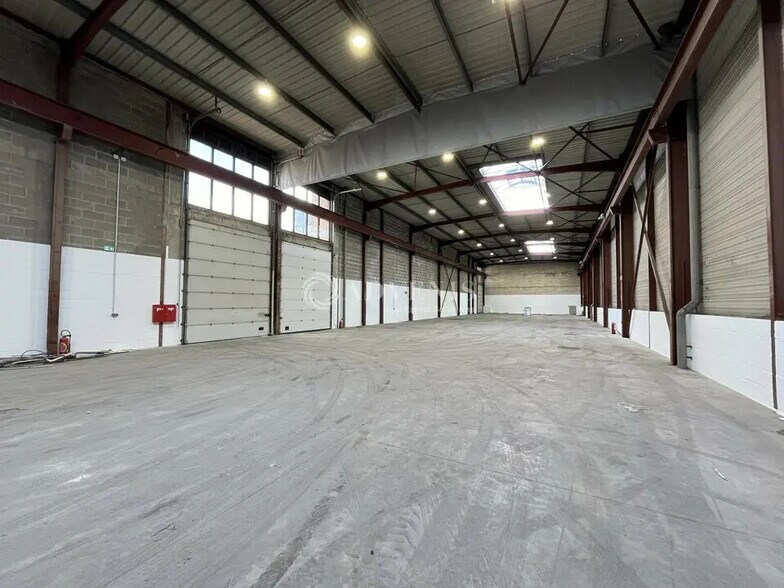 Flex in Le Thillay for lease - Building Photo - Image 1 of 10