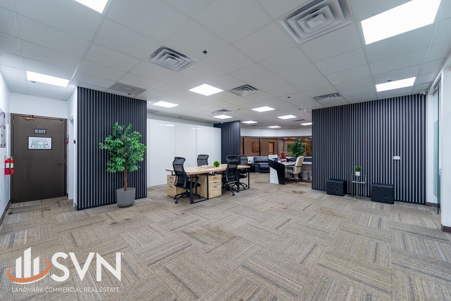 1425 N McLean Blvd, Elgin, IL à vendre - Photo du bâtiment - Image 3 de 13