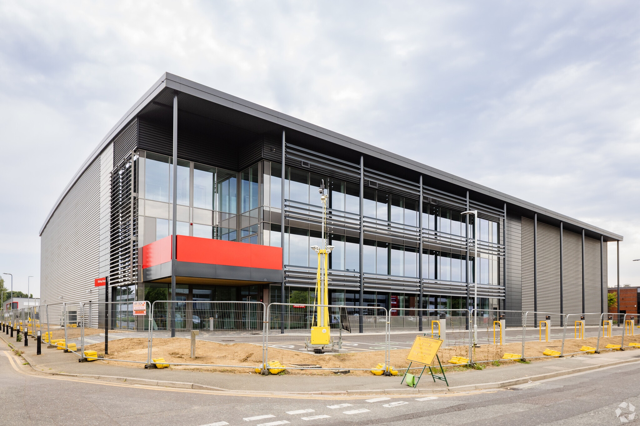 136 Edinburgh Av, Slough for lease Primary Photo- Image 1 of 3