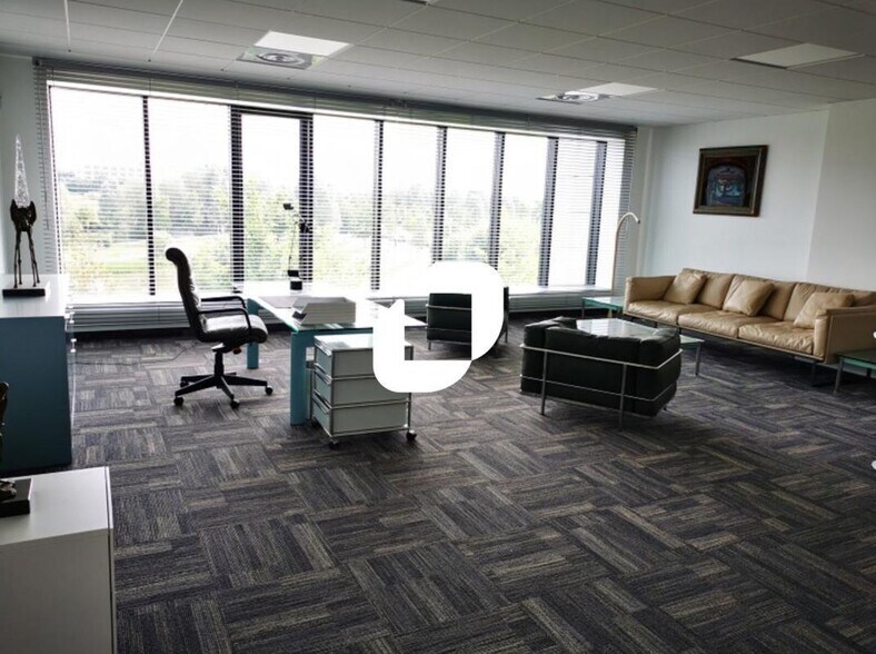 Office in Jossigny for sale - Interior Photo - Image 1 of 3