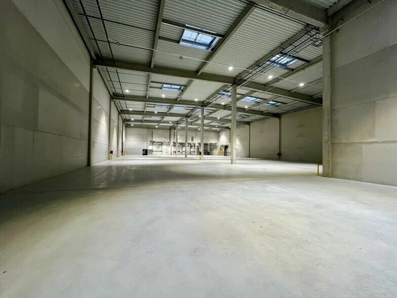 Industrial in Éragny for lease - Interior Photo - Image 3 of 10