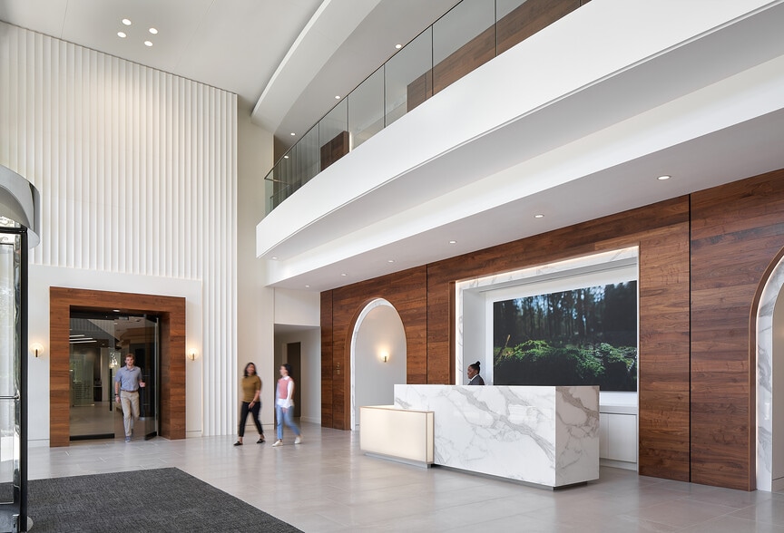 5555 Glenridge Connector, Atlanta, GA à louer - Photo du bâtiment - Image 3 de 7