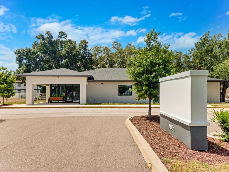 7901 Palm River Rd, Tampa, FL for lease - Building Photo - Image 2 of 17
