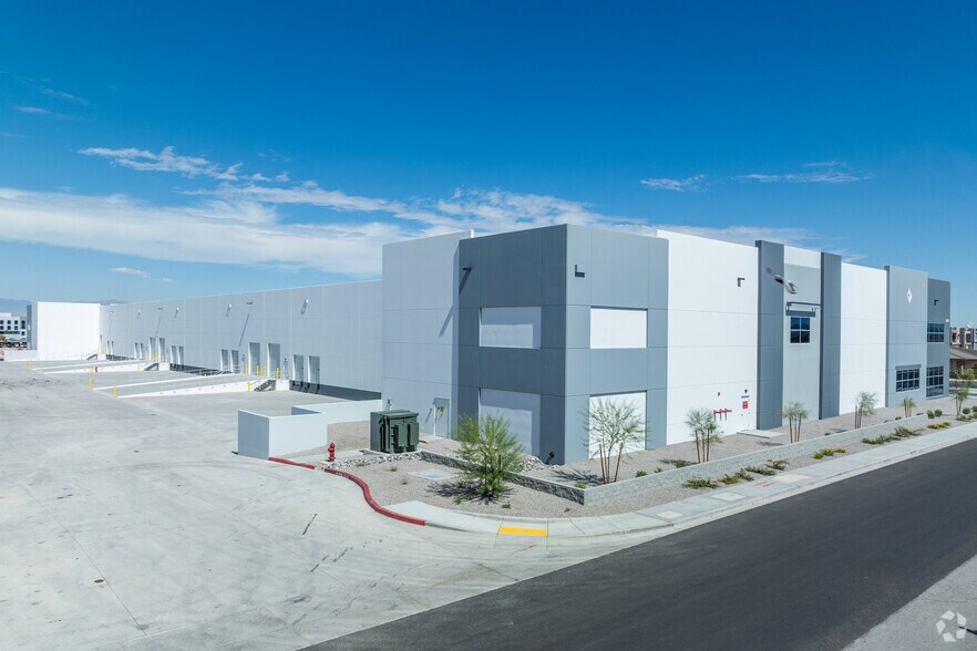 8241 W Badura Ave, Las Vegas, NV à vendre - Photo du bâtiment - Image 2 de 8