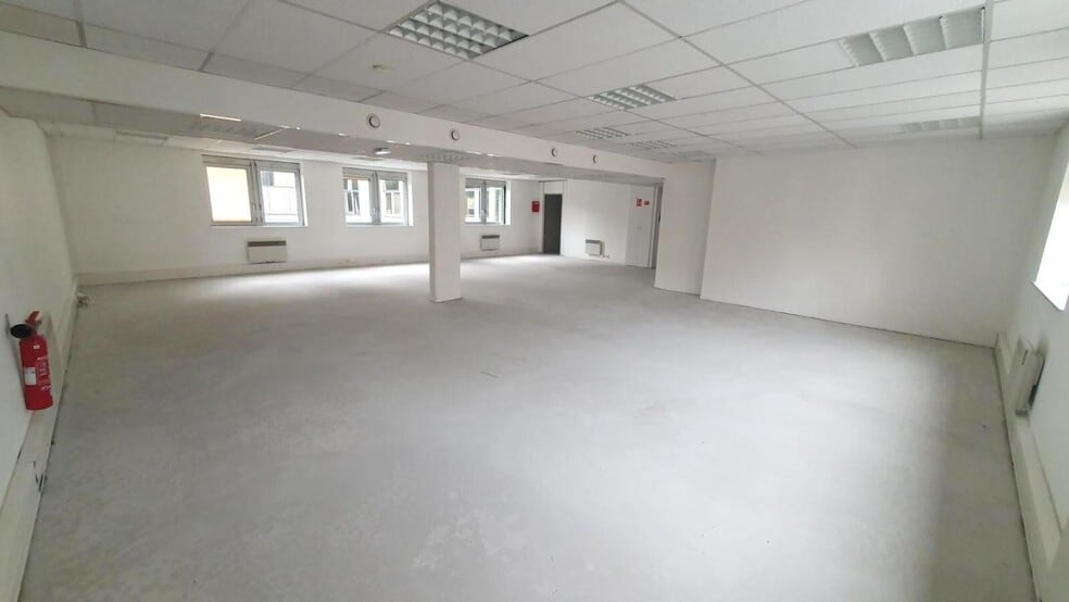 Office in Versailles for lease - Interior Photo - Image 3 of 9