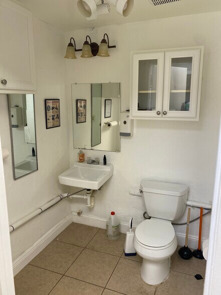 214 S Military Trl, Deerfield Beach, FL à louer - Photo du bâtiment - Image 3 de 8