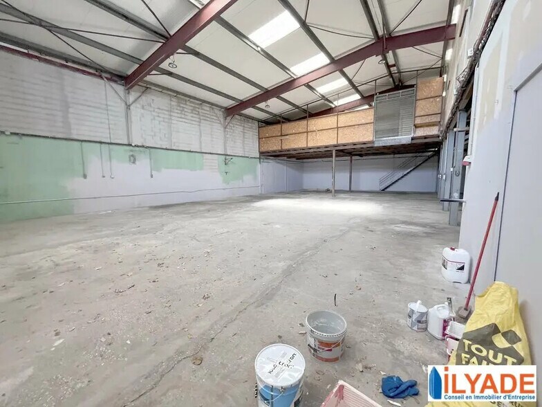 Flex in Aubagne for lease - Interior Photo - Image 2 of 6