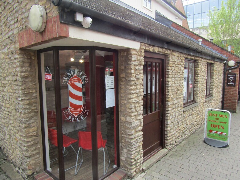 1 & 9 Evans Yard, Bicester à vendre - Photo du bâtiment - Image 2 de 2