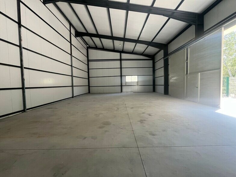 Flex in Vallabregues for lease - Building Photo - Image 1 of 6