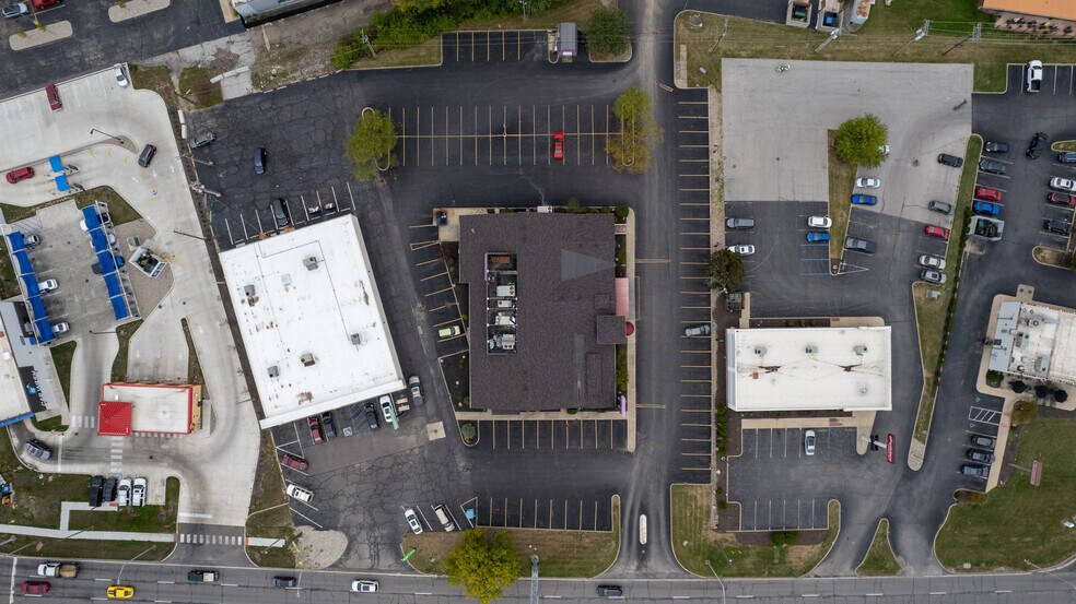 930 E Coliseum Blvd, Fort Wayne, IN à vendre - Photo du bâtiment - Image 2 de 10