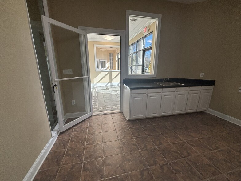 1110 W Butler Rd, Greenville, SC for lease - Building Photo - Image 2 of 9