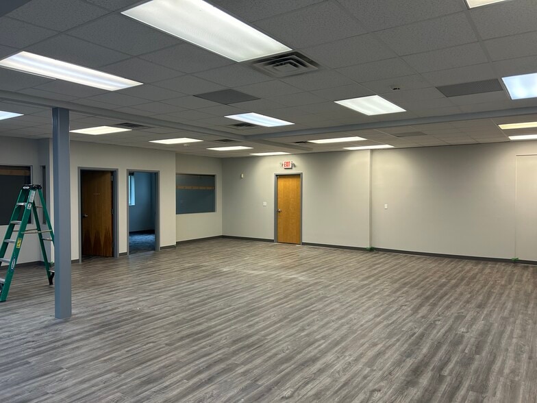 207 Commercial Ct, Morganville, NJ à louer - Photo du bâtiment - Image 2 de 11