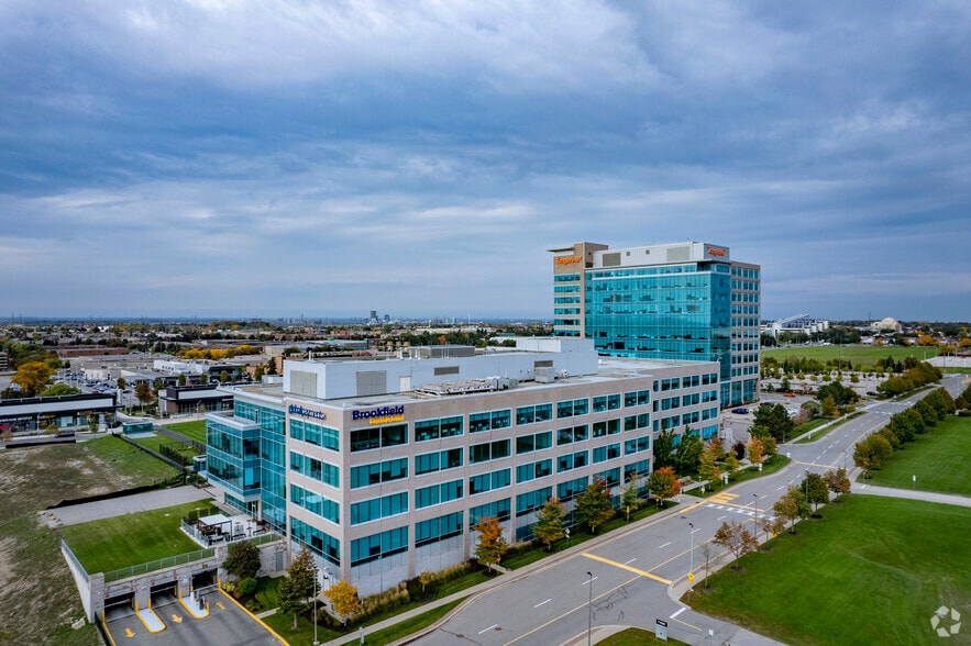 3381 Steeles Ave E, Toronto, ON à louer - Photo du bâtiment - Image 3 de 8