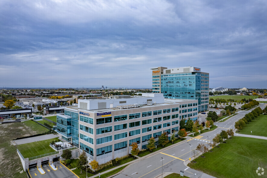 3381 Steeles Ave E, Toronto, ON à louer - Photo du bâtiment - Image 3 de 8