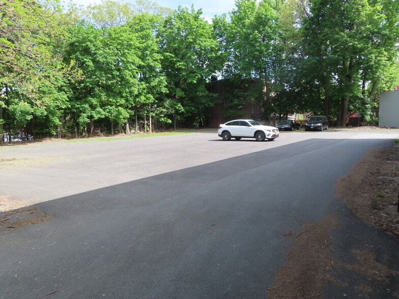 24 Johnes St, Newburgh, NY à louer - Photo du bâtiment - Image 2 de 97