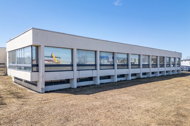 Plus de détails pour 2800 Av André, Dorval, QC - Industriel à louer