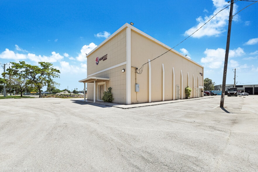 680 Superior St, Opa-locka, FL for sale - Primary Photo - Image 1 of 24