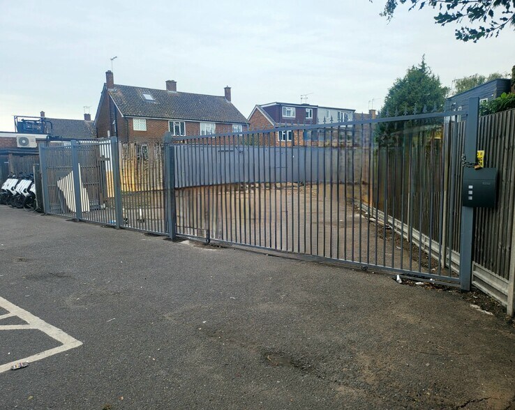 Staines Rd W, Ashford à louer - Photo du bâtiment - Image 1 de 8