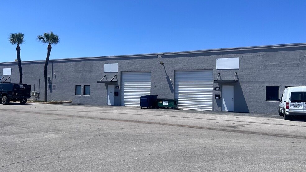 7705-7735 NW 75th Ave, Medley, FL à louer - Photo du bâtiment - Image 3 de 4
