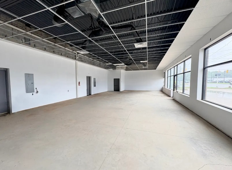 2390 E Apple Ave, Muskegon, MI for lease - Building Photo - Image 2 of 3
