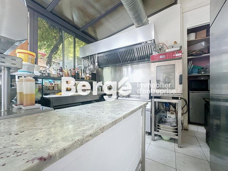 Retail in Antibes for sale - Building Photo - Image 3 of 7