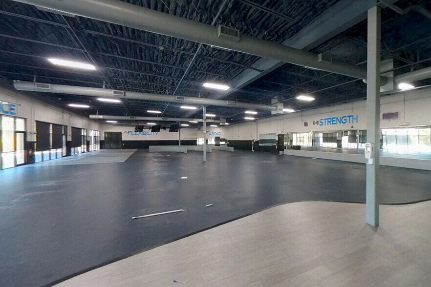 1423 E Brandon Blvd, Brandon, FL à louer - Photo du bâtiment - Image 3 de 4