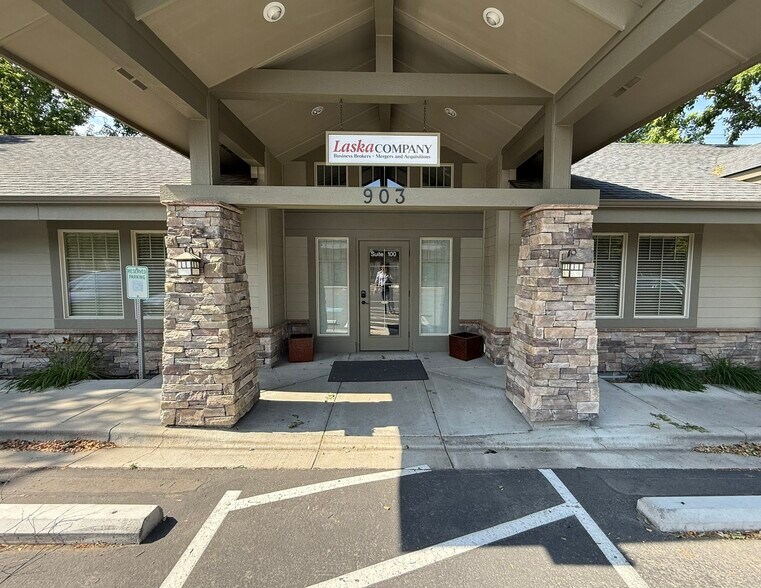 903 E Winding Creek Dr, Eagle, ID à louer - Photo du bâtiment - Image 2 de 20