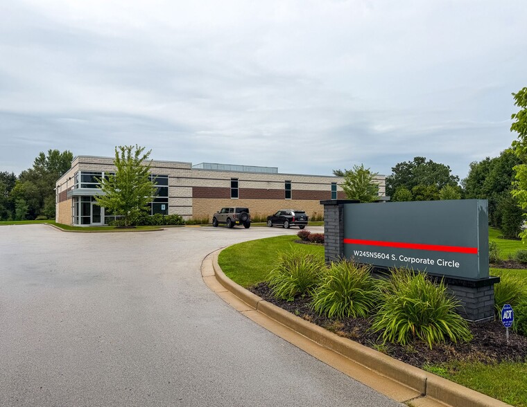 W245N5604 S Corporate Cir, Sussex, WI for sale - Building Photo - Image 2 of 8