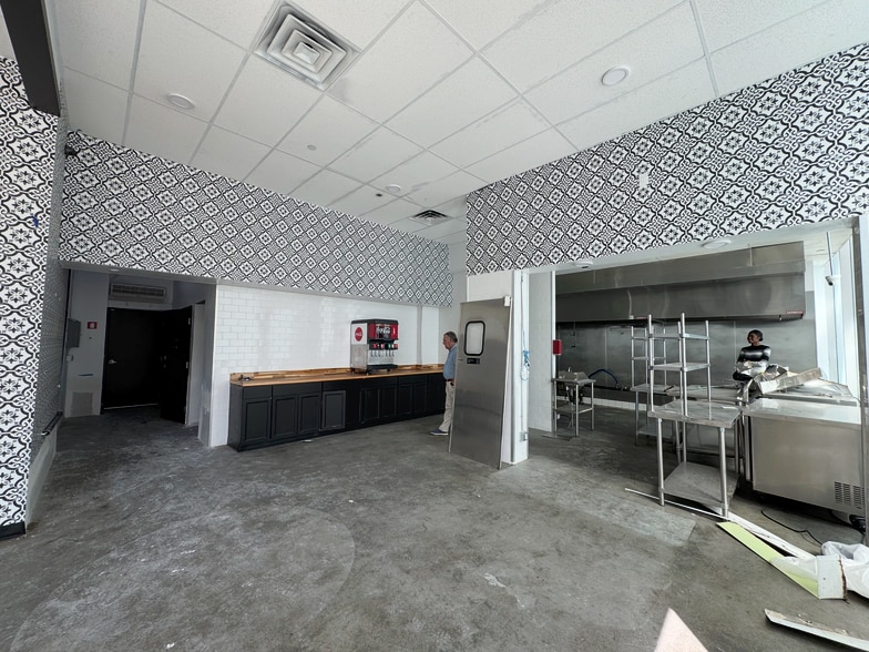 1111 Wilshire Blvd, Los Angeles, CA for lease - Interior Photo - Image 3 of 32