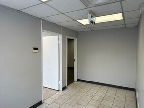 4238-4258 93 St NW, Edmonton, AB à louer Photo intérieure- Image 2 de 6