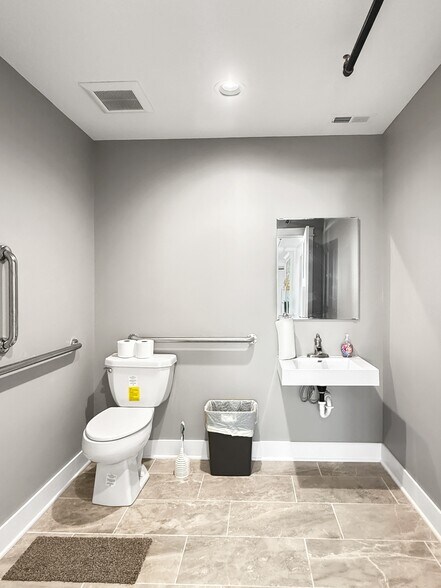 1911 NE 58th Ave, Des Moines, IA à louer - Photo du bâtiment - Image 3 de 47