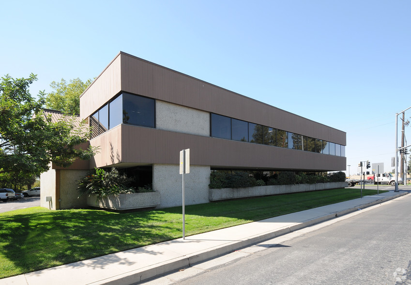 2000 Oak St, Bakersfield, CA for lease - Primary Photo - Image 1 of 10