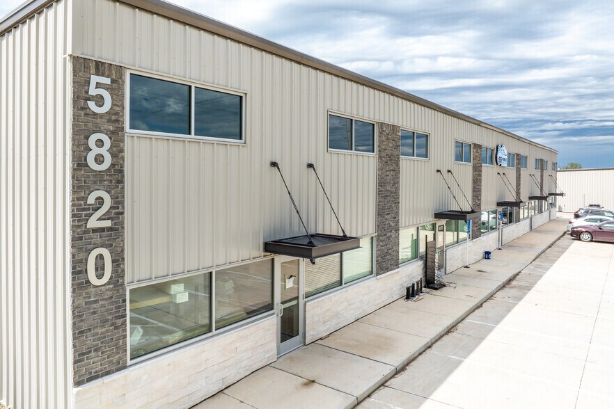 5820 NW Beaver Dr, Johnston, IA à louer - Photo du bâtiment - Image 2 de 11