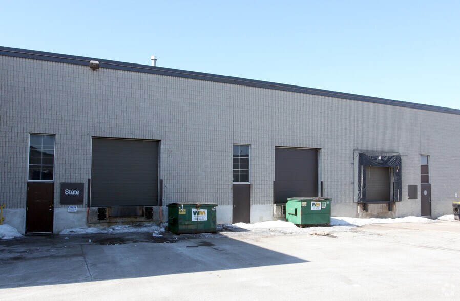 1745 Meyerside Dr, Mississauga, ON à louer - Photo du bâtiment - Image 3 de 6
