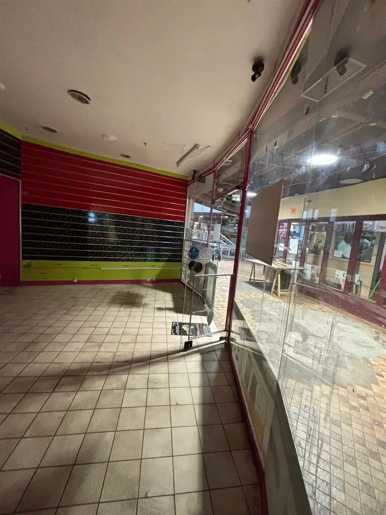 Retail in Paris for lease Building Photo- Image 1 of 7