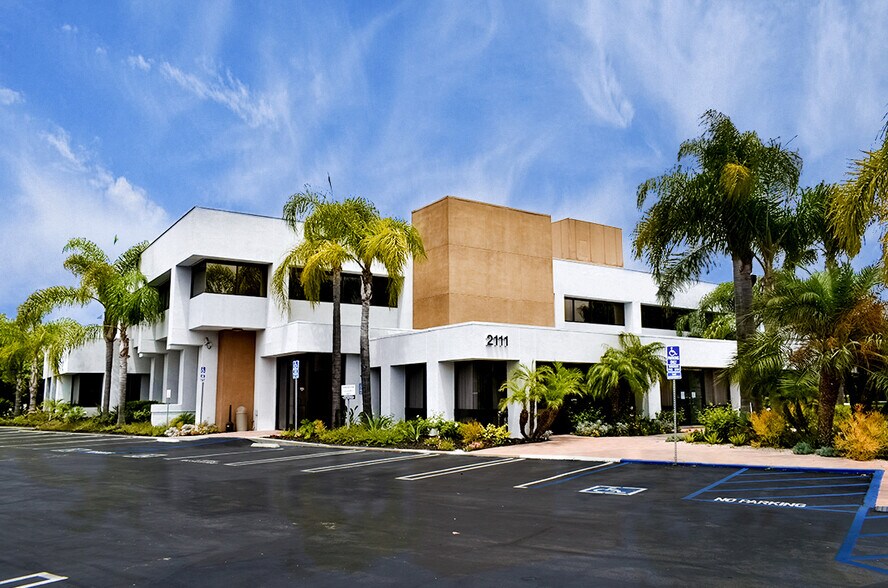 2111 Business Center Dr, Irvine, CA à louer - Photo du bâtiment - Image 3 de 10