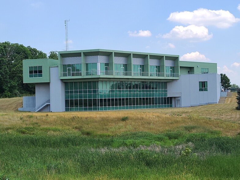 330 Intertech Pky, Angola, IN à louer - Photo du bâtiment - Image 2 de 10