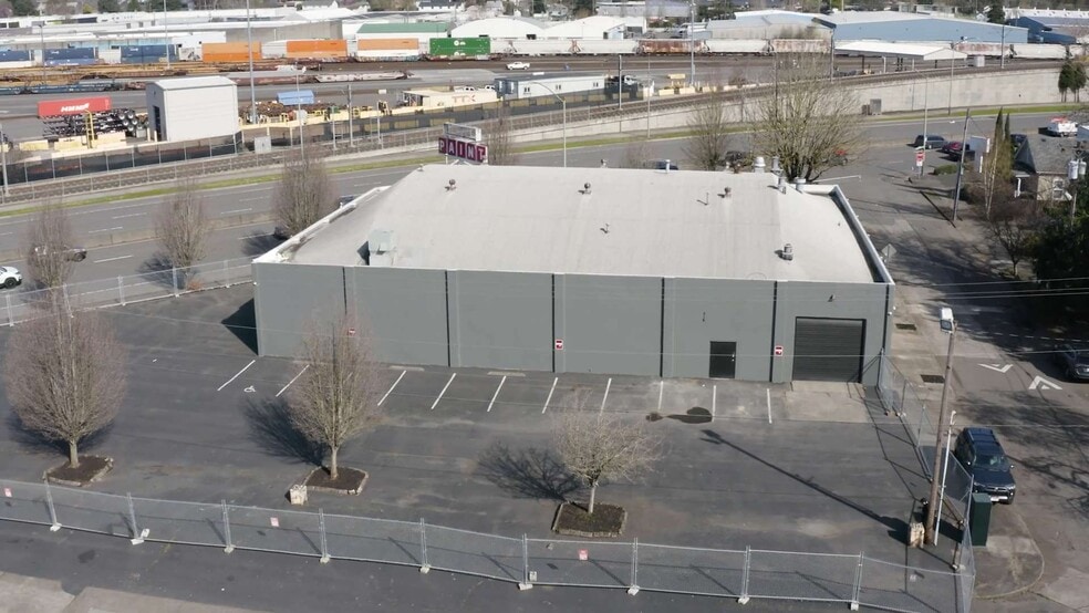 5341 SE McLoughlin Blvd, Portland, OR for sale - Building Photo - Image 2 of 8