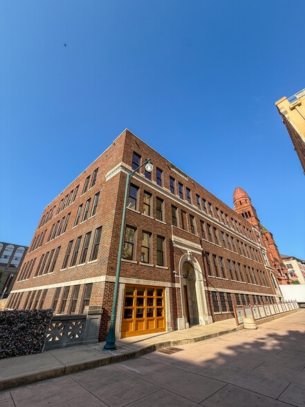 200 Main Plz, San Antonio, TX for lease - Building Photo - Image 2 of 36