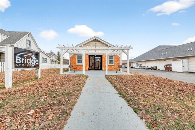 Plus de détails pour Spencer Three-Property Church & Resident – à vendre, Spencer, IN