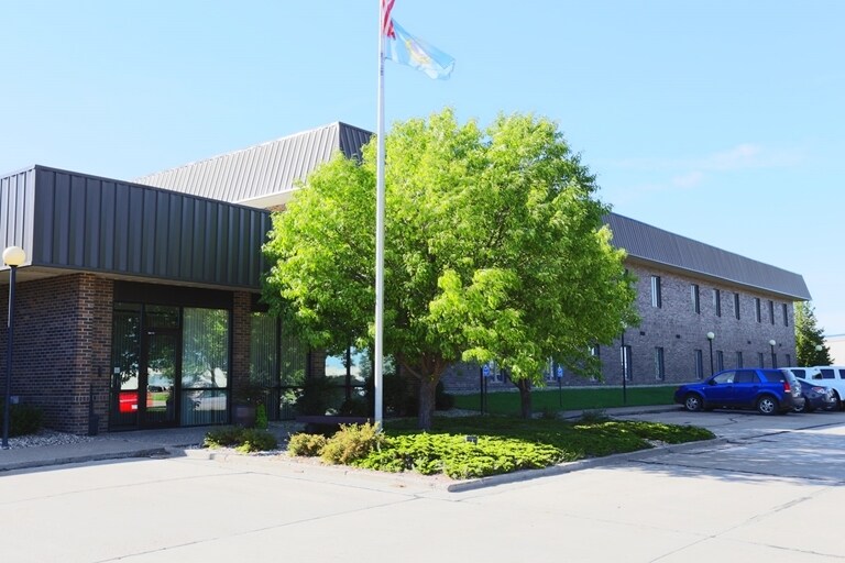 1515 N Sanborn Blvd, Mitchell, SD for sale Primary Photo- Image 1 of 36
